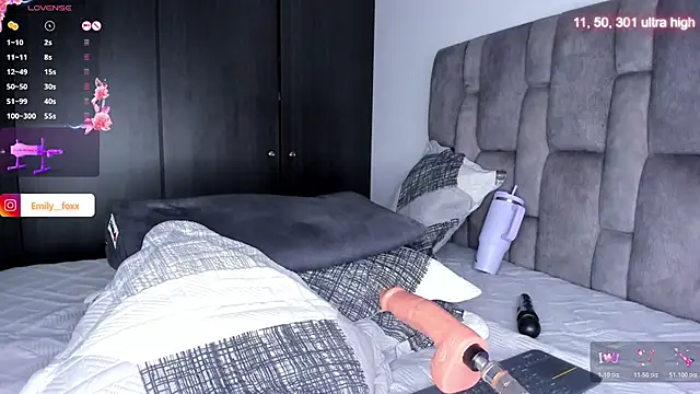 emily_fox1's Live XXX Chat