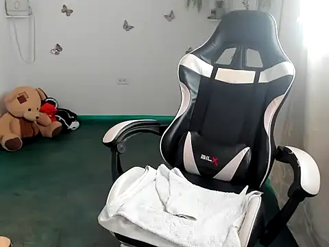 Anbar_Jaik: διαδικτυακό σόου στην κάμερα