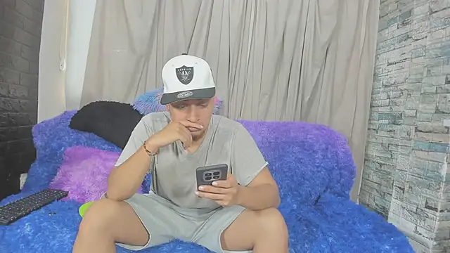 NoahAndBunny's Live XXX Chat