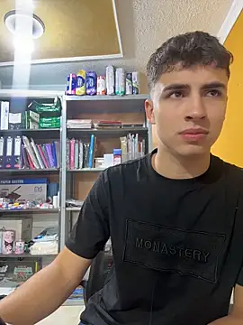 Онлайн чат XXX AdrianRinaldi