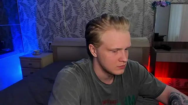 Cactus__James: διαδικτυακό σόου στην κάμερα