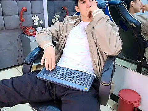 Jheampiiero Adlı Modelin Canlı XXX Sohbeti