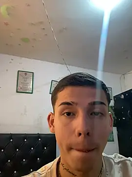 Aron_maxx: διαδικτυακό σόου στην κάμερα