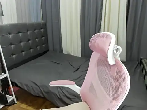 XTsUncutMargauxX 网络视讯表演