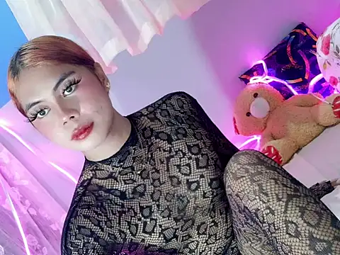 ur_hotasiangf Show in webcam