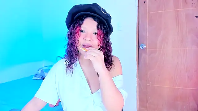 Chat XXX en directo de Emily_Coper18