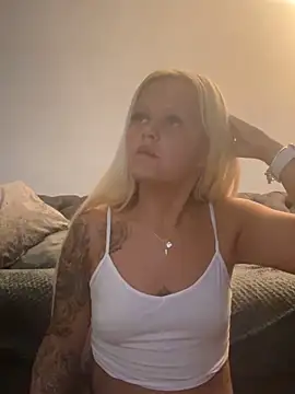 BlondeMilfXo webcam show