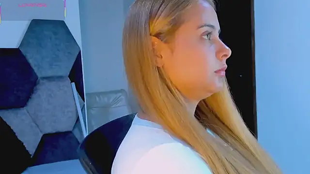 MikaelaStone Chat XXX in diretta