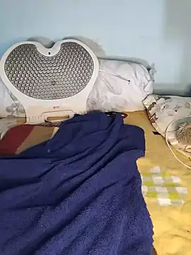Zu_naa: διαδικτυακό σόου στην κάμερα