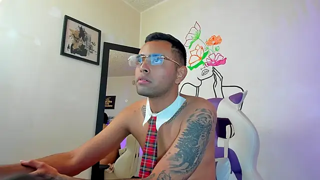 Show modela JuanManuelGate na web-kameri