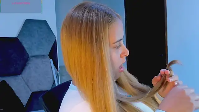 Chat XXX en directo de MikaelaStone