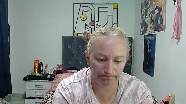 ห้องแชทสดของ emperabigbootybigass