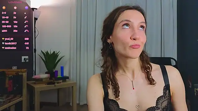 laracroftmansion élő XXX-chatje