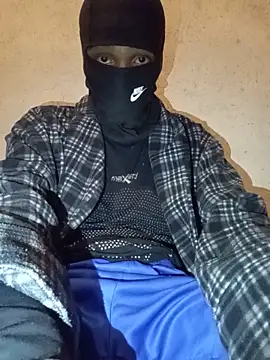 CarmelMasked_Guyn Webbikameraesitys