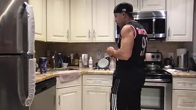 BigGuyMuscle 即時 XXX 聊天