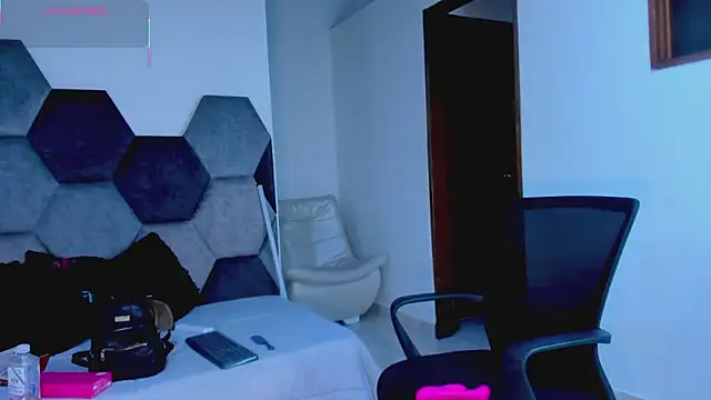 XXX chat uživo modela MikaelaStone