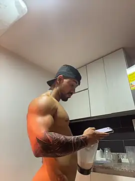Ezzio_Scolaro's Live XXX Chat