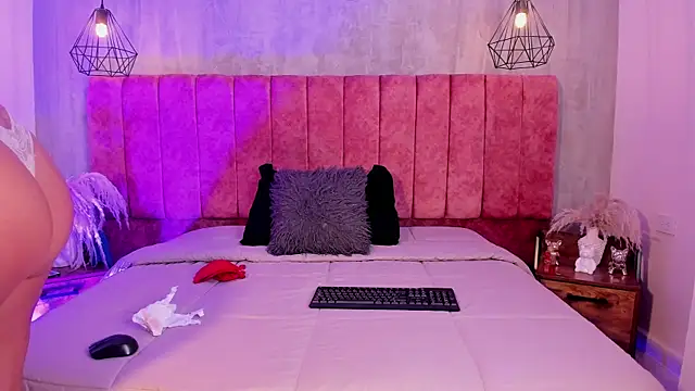 LunaAriasのライブXXXチャット