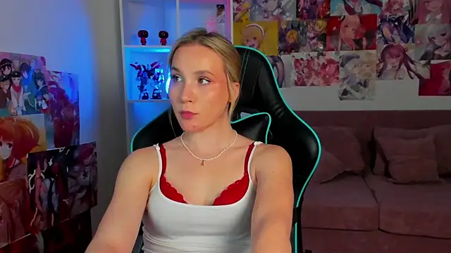 ElaraVoltage élő XXX-chatje