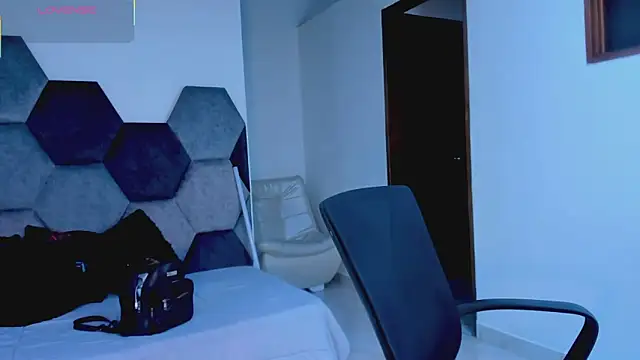 Chat +18 de MikaelaStone ao vivo