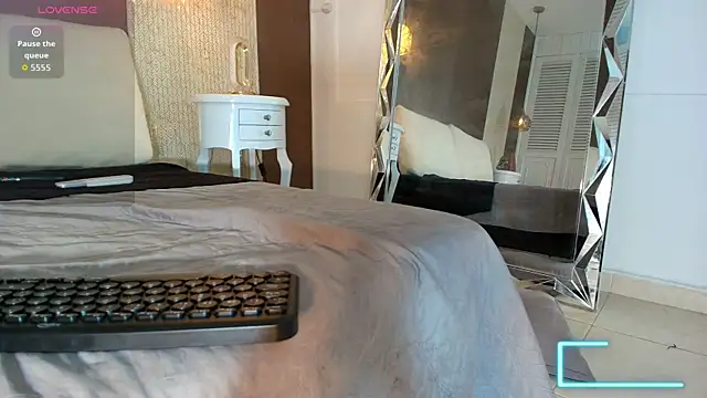 Tiifany_Baker élő XXX-chatje