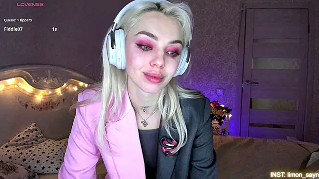 Chat XXX ao vivo de LillyMoure_