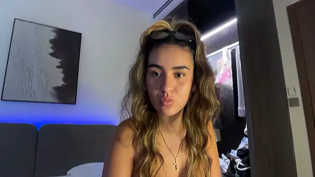sarahsparkles20 Adlı Modelin Canlı XXX Sohbeti
