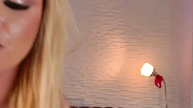 Chatroom XXX en direct de BlondieXStar