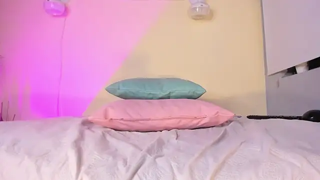 nahomy_james25n Webbikameraesitys