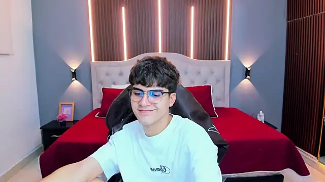 Tommy18__ live XXX chat