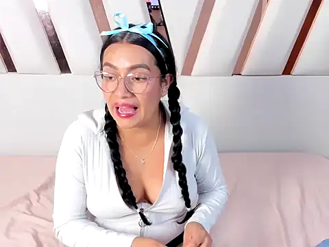 Chat +18 de MiaKleinX ao vivo