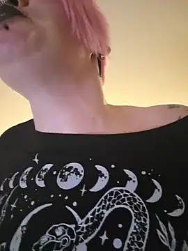 PinkTheHawk's Live XXX Chat