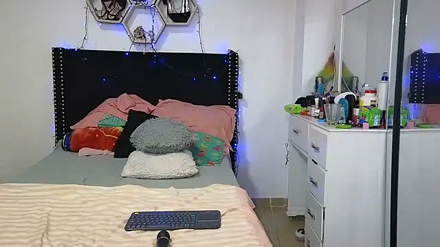 Chat +18 de charlotte_077 ao vivo