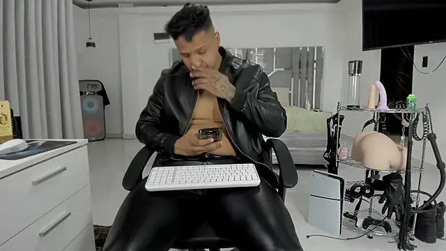 master_leather 即時 XXX 聊天