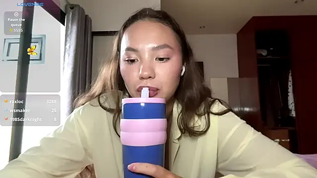 แชท XXX สดของ kamila_18_french