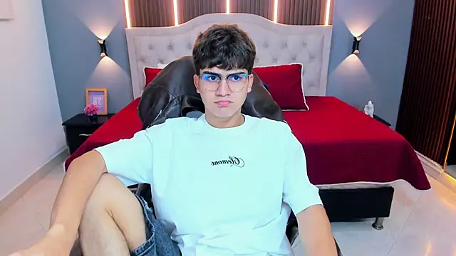 Tommy18__ Chat XXX in diretta
