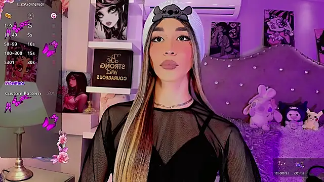 Megaan_Dolll: διαδικτυακό σόου στην κάμερα