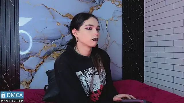 MaeveKuro: διαδικτυακό σόου στην κάμερα