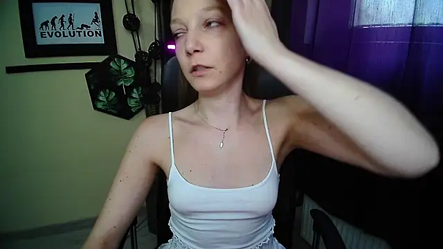 EmillyPlay Adlı Modelin Canlı XXX Sohbeti