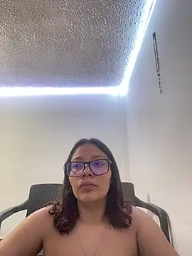 arymoon777 Adlı Modelin Canlı XXX Sohbeti