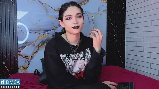 MaeveKuro Show in webcam