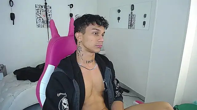 Leonard_Price live XXX chat
