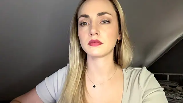 ScarlettSensitive's Live XXX Chat