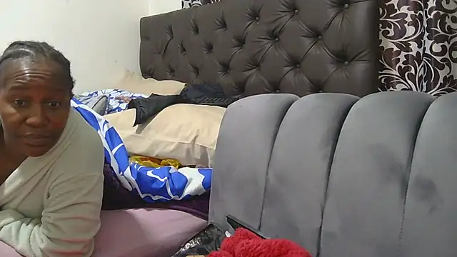 sluttylaura21 现场XXX聊天