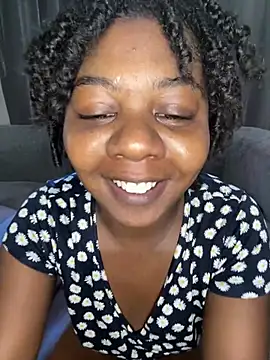 Ebony_Queeen élő XXX-chatje