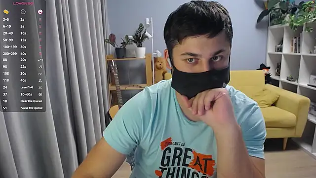 Tomguys: διαδικτυακό σόου στην κάμερα