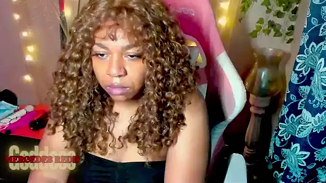 MercedesRedd Show in webcam
