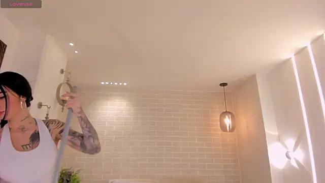 MilaLawrence Chat XXX live