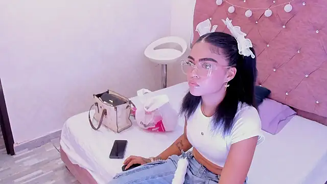 Alaia2のライブXXXチャット