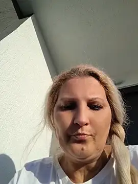 Divineblond live XXX chat